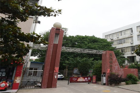 龙都龙城华庭5室3厅4卫350万280m2出售